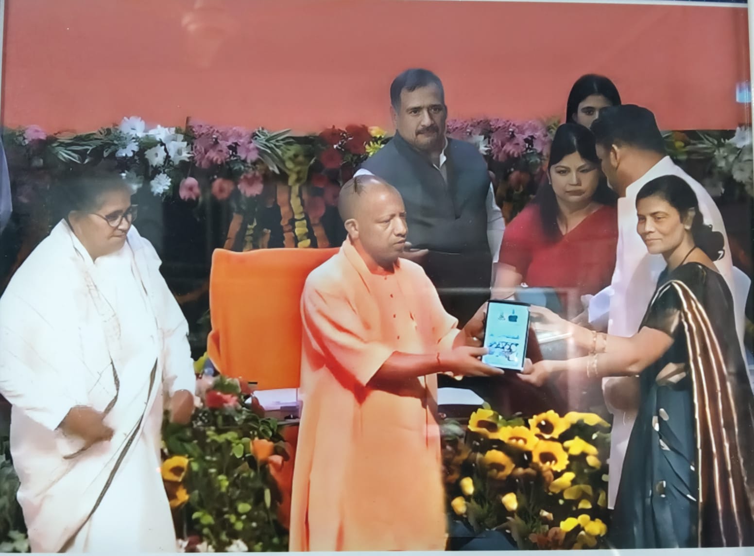 प्रधानाचार्य श्रीमती सरगम खरे जी, माननीय मुख्यमंत्री श्री योगी आदित्यनाथ जी द्वारा पुरस्कृत करते हुए